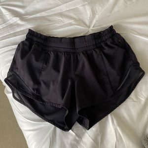Lululemon Hotty Hot Low Rise Lined Short 2.5